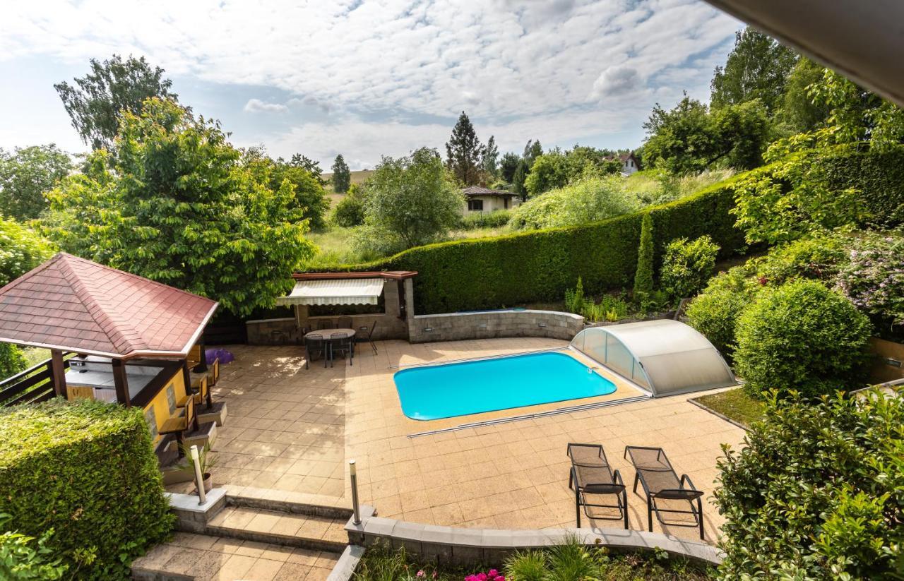 Private Summer House With Swimming Pool, Beach Bar And Pit For Football And Volleyball Hvezdonice Zewnętrze zdjęcie