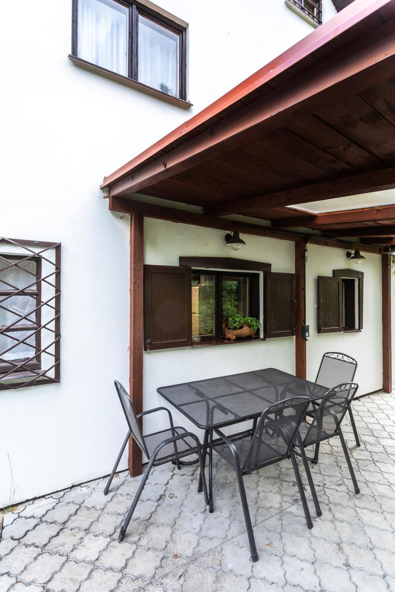Private Summer House With Swimming Pool, Beach Bar And Pit For Football And Volleyball Hvezdonice Zewnętrze zdjęcie